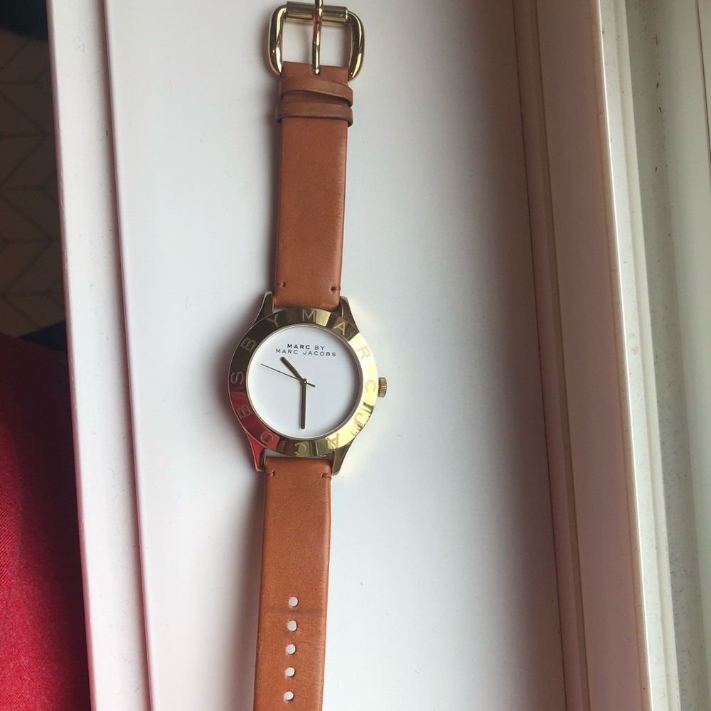 Marc Jacobs Gold and Brown Watch - Picture 2 of 2